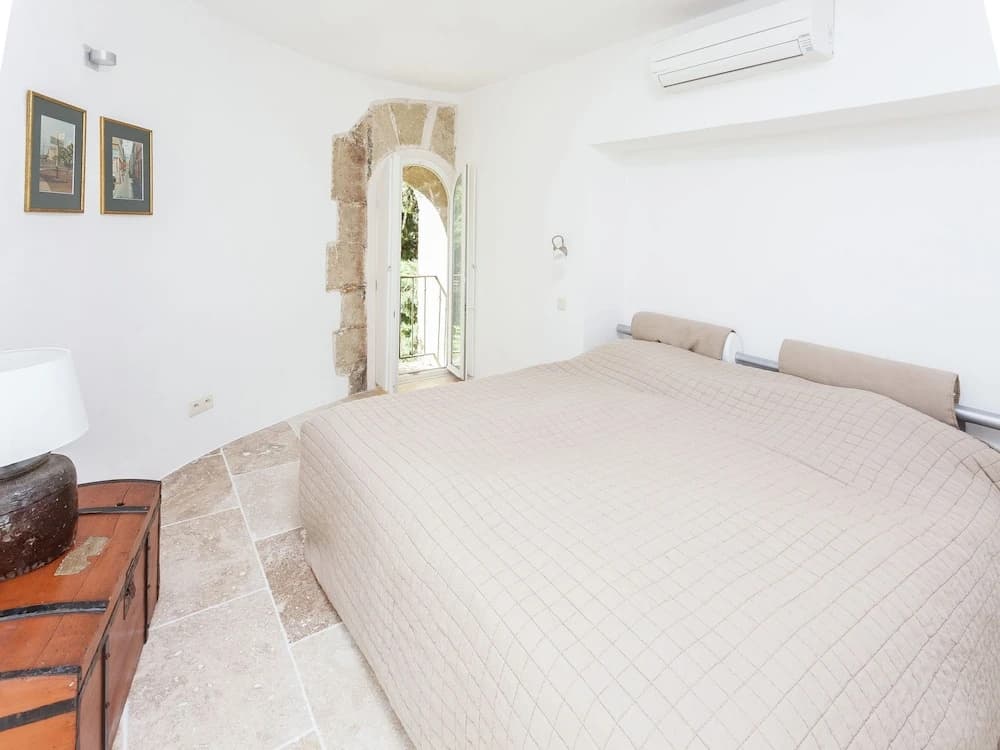 Spacious Castle in Jonquieres with Swimming Pool - Miniature 6