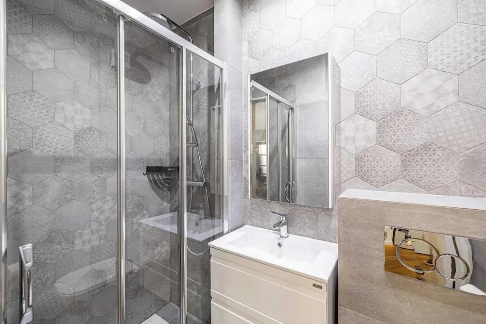 Magnificent Renovated 2 Bedroom Apartment, Terrace - Miniature 6