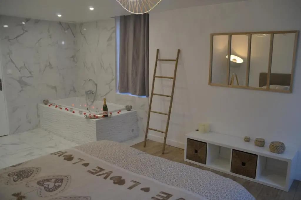 Triplex de luxe 110 m2 hyper centre jacuzzi - Photo 4