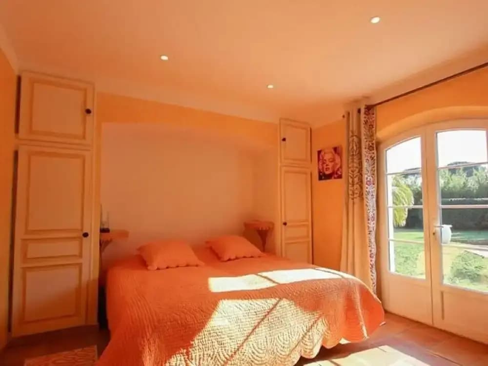 Vibrant Holiday Home With Private Pool - Photo 3