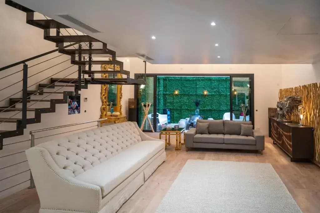 Venue C , Luxury 6 Bedroom Mansion - Photo 3