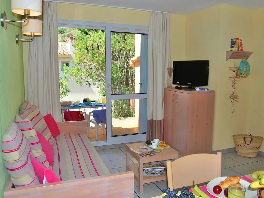 Sunny Apartment for Groups - Photo 4