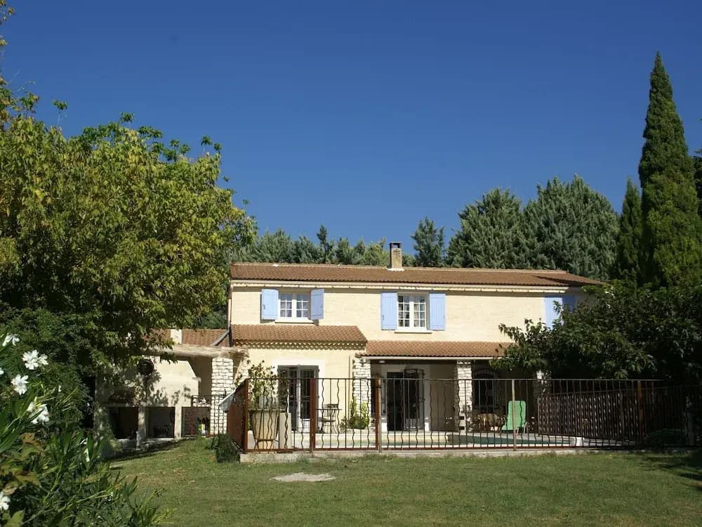 Holiday Home in Le Thor With Private Pool - Photo 2
