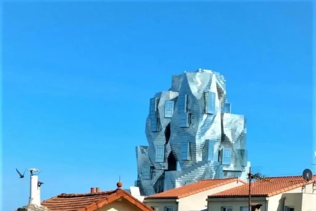 Magnifique Maison de 230 m2 face à la tour Luma vacances-arles camargue - Photo 1