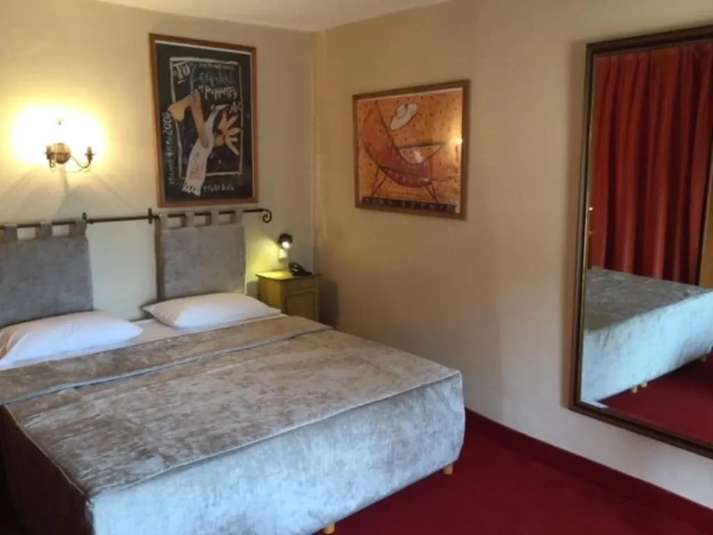 Hotel Le Colbert - Photo 1
