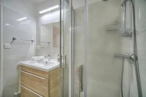 Renovated apartment with terrace - Miniature 8