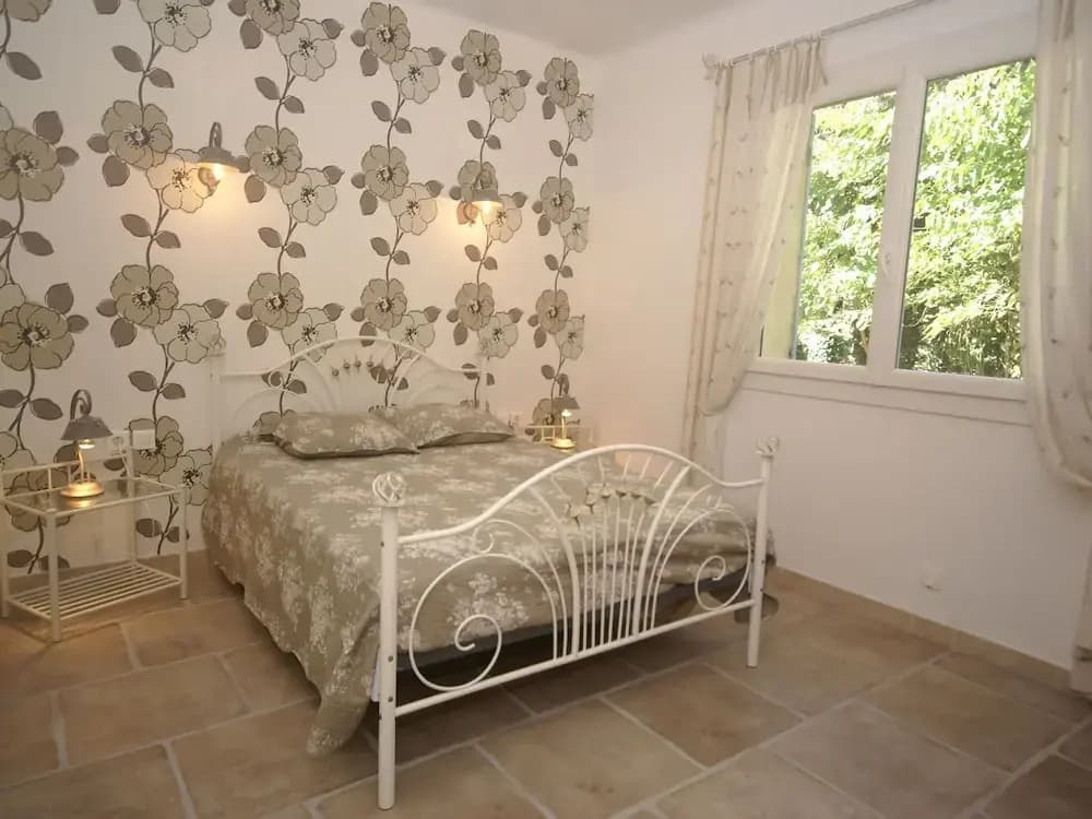 Holiday Home in Le Thor With Private Pool - Photo 3