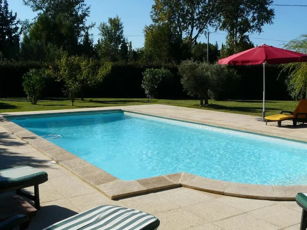 Agréable Villa Familiale Avec Piscine Chauffée, Grand Jardin, Située Proche du Centre du Village de Mouriès Au Coeur Des A...