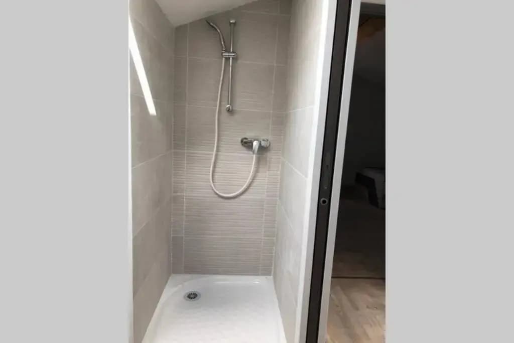 Maison de charme avec piscine couverte et 9000m2 - Miniature 8