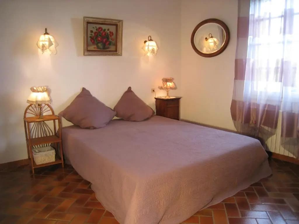 Maison de vacances avec piscine privée, possédant une très une jolie vue sur le Luberon, agréable jardin, située à Mérindo...