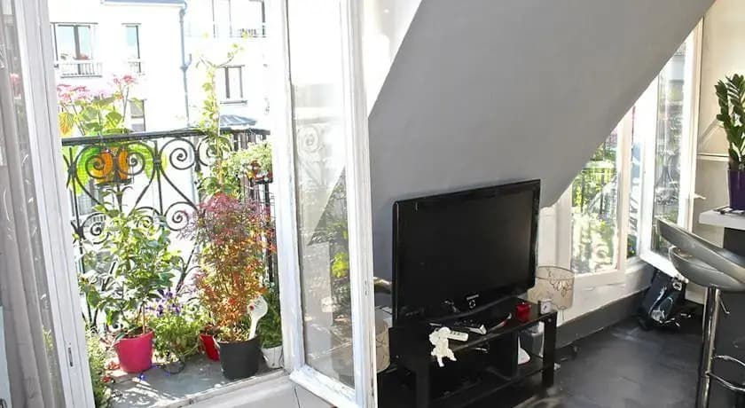 Charming Studio With Two Balconies - Miniature 6