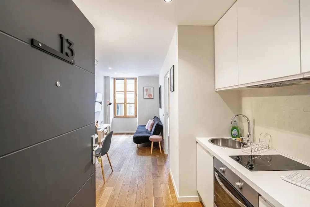 Magnificent Renovated 2 Room Apartment - Photo 4