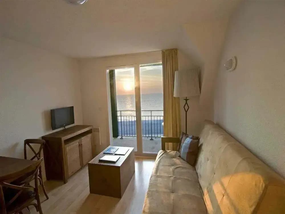 Comfortably Furnished Apartment With a sea View - Photo 2