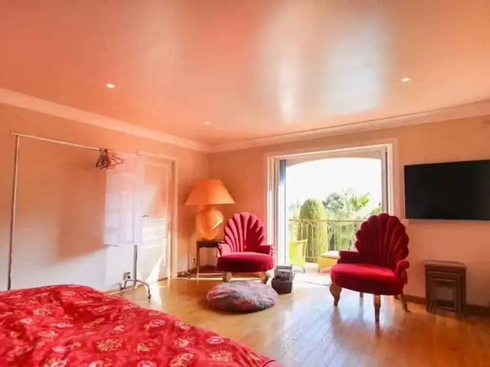 Vibrant Holiday Home With Private Pool - Miniature 6