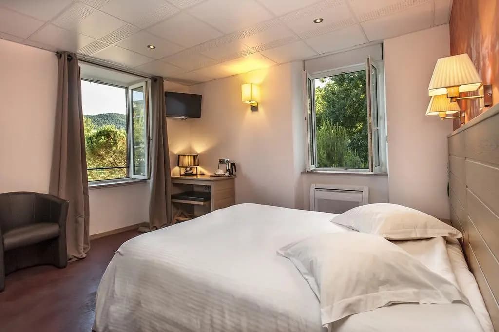Logis Hôtel Restaurant Les 2 Rives - A75, en bordure de rivière - Photo 2