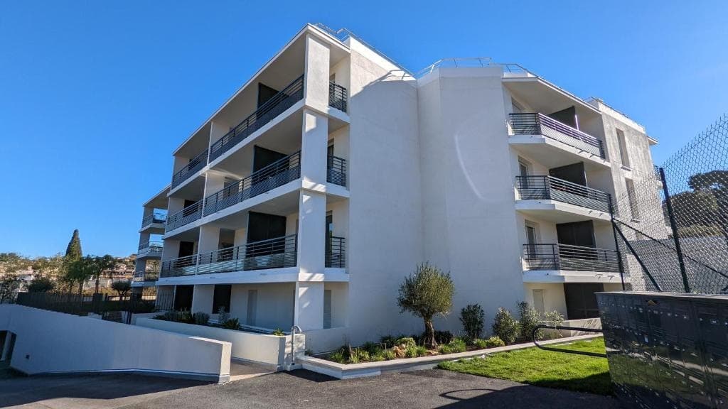 Superbe T2 en résidence avec piscine et parking - Photo 1