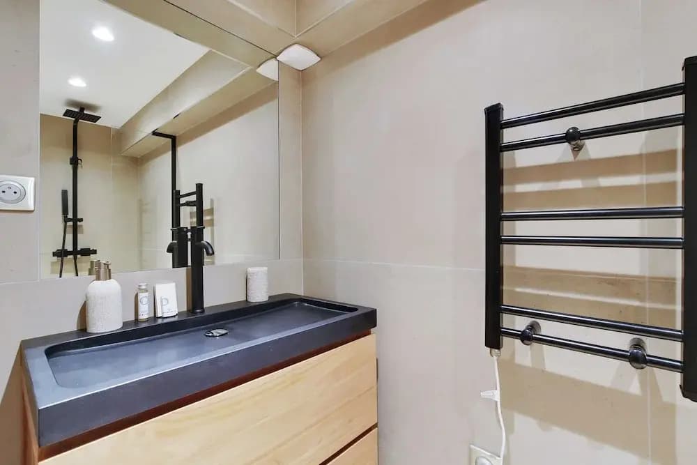 Spacious Apartment With 2 Rooms - Miniature 7