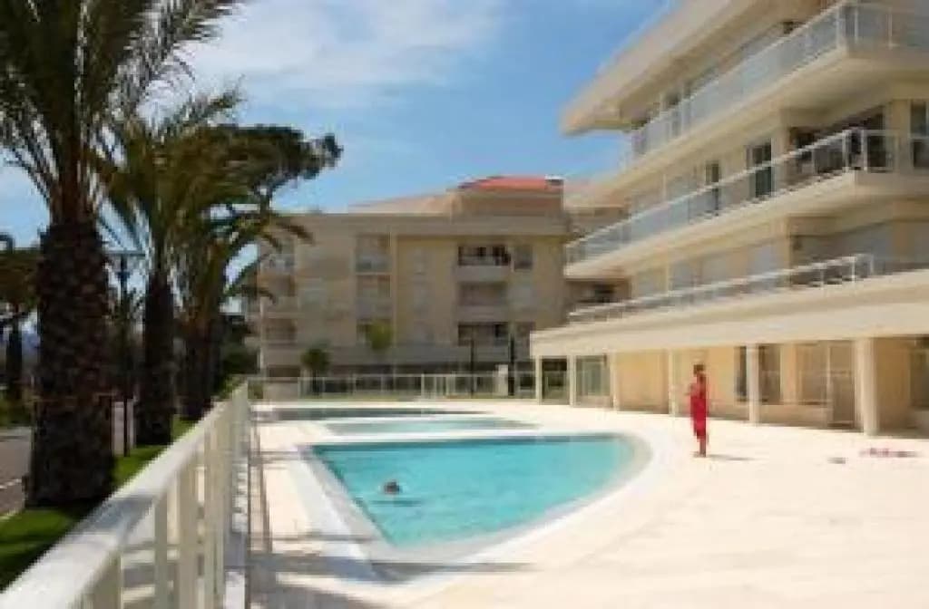 Stunning 2 Bed 2 Bath Apt on the Cannes sea Front has Swimming Pool and is a Secure Modern Building - 464 - Miniature 6