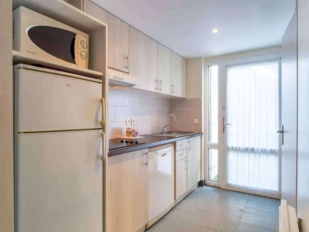 Coastal Apartment With Heated Pool - Miniature 8