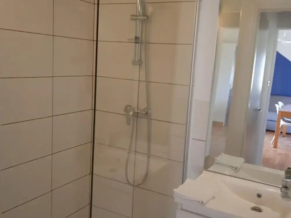 Holiday Home With Shared Pool - Miniature 8