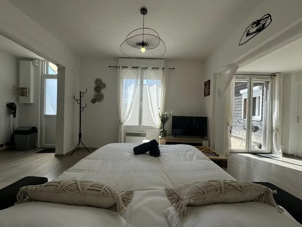 House in Le Mans With Private Courtyard - Photo 1