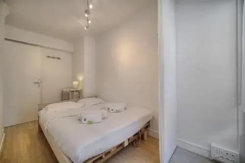 Renovated apartment with terrace - Miniature 6