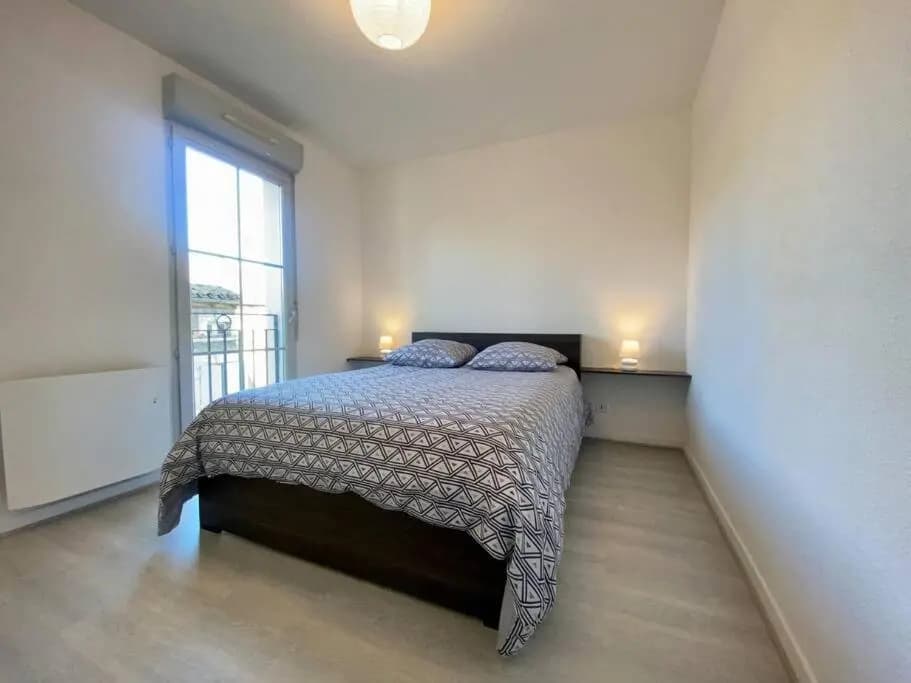 Le 24 février - Lumineux avec balcon et parking gratuit - Photo 1