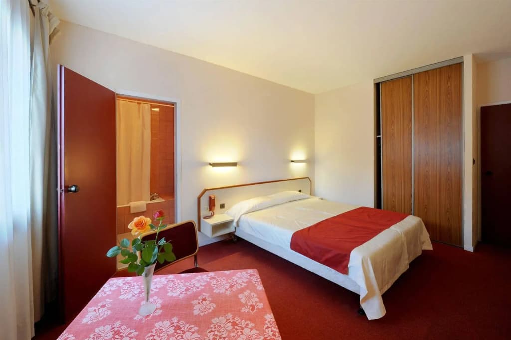 Hotel Le Bourgogne - Photo 3