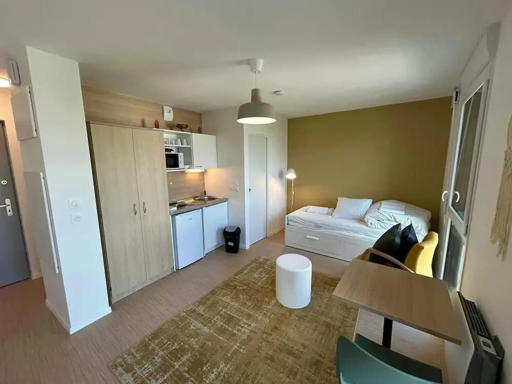 We Live In R - Suite 402 - Photo 3