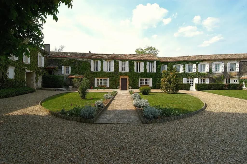 Logis Hôtels Domaine du Châtelard - Photo 1