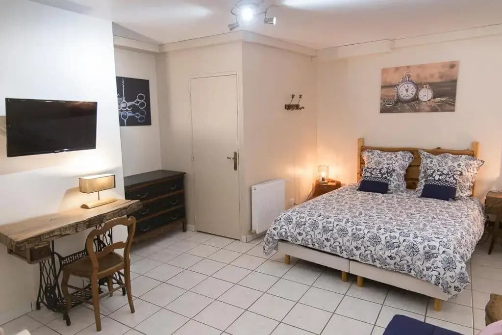 Stationnement gratuit, 2 suites parentales, 2 SDB, 3WC, Cuisine équipée - Photo 2