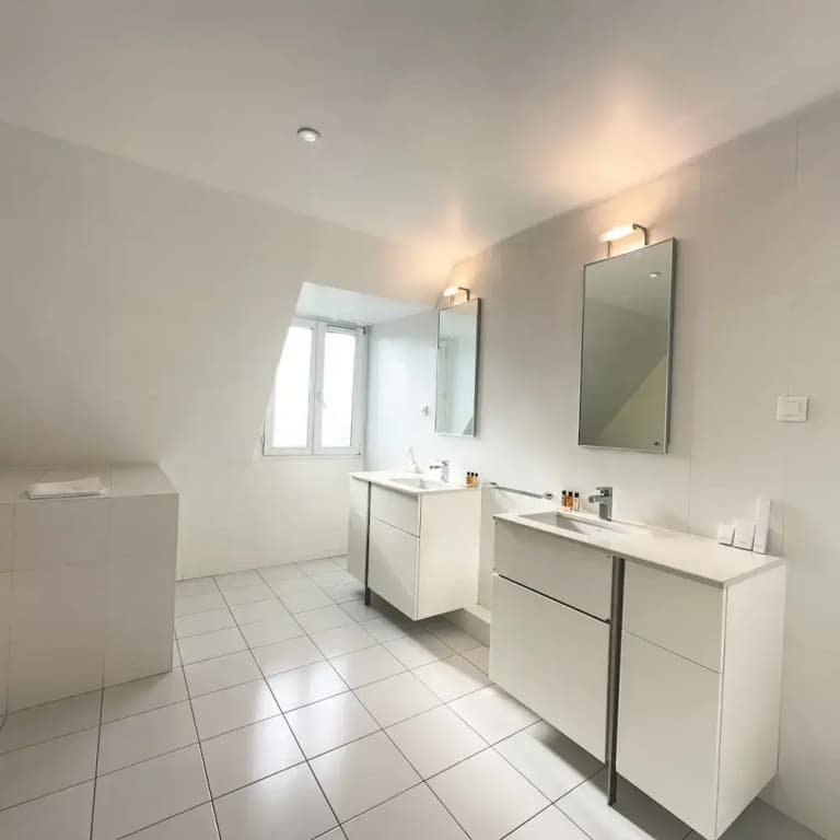 Copernic Line Elegant 3BR Apartment in Paris - Miniature 8