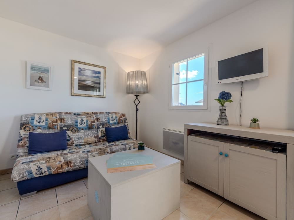 Peaceful Coastal Stay With Access to Pool - Miniature 6
