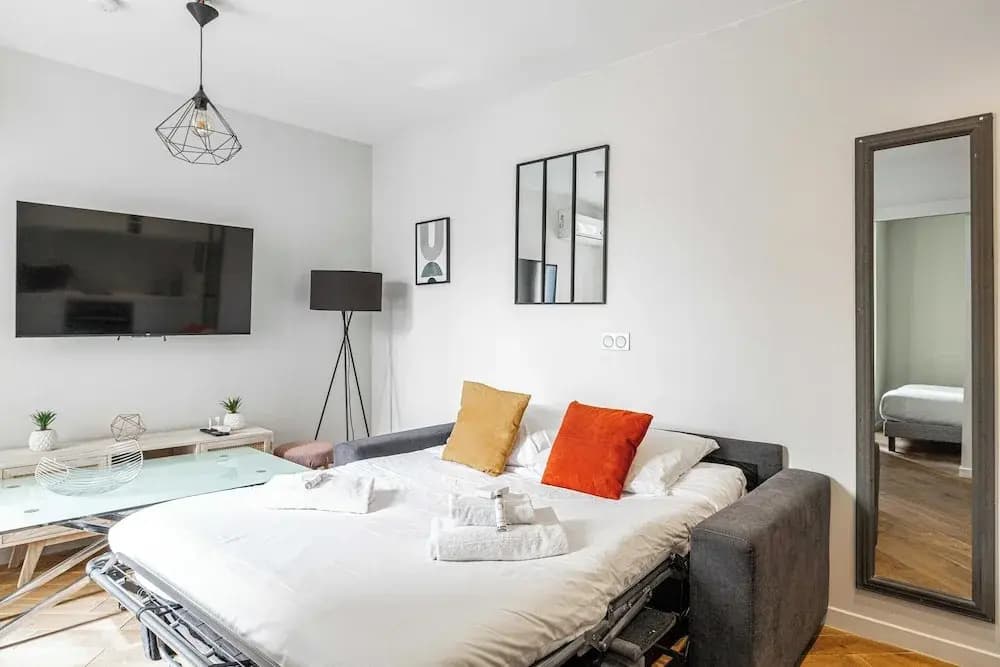 Charming 1 Bedroom Apartment- Heart of Cannes - Photo 3