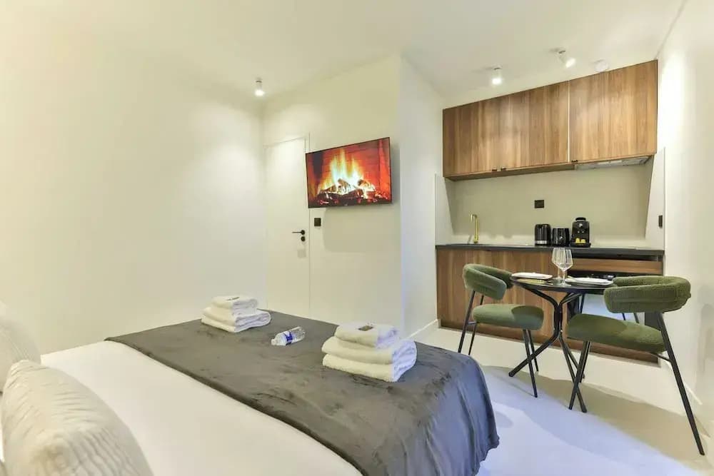 Beautiful 1 Bedroom Apartment - Photo 2