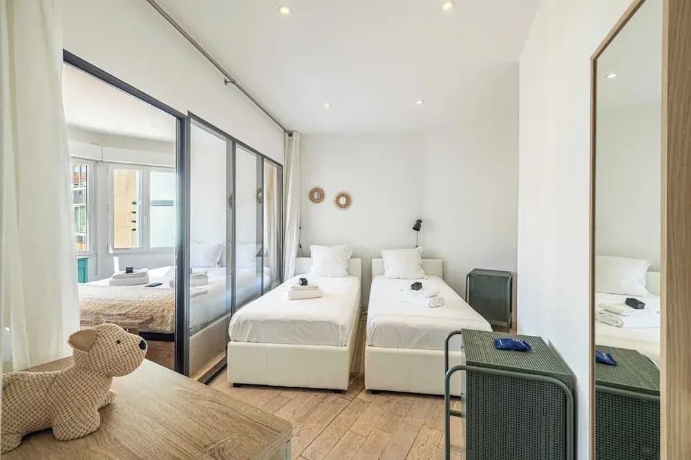 Cozy 2 Bedroom Apartment in the Heart of Cannes - Photo 2