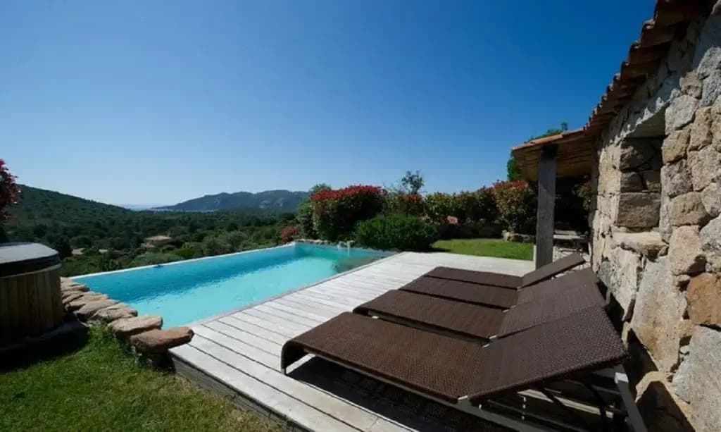 Magnifique bergerie avec piscine chauffée surplombant la baie de Santa Giulia - Miniature 6