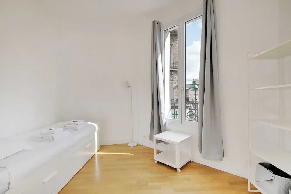 Cozy Apartment 2bdr/5p - in the Heart of Suresnes - Photo 2
