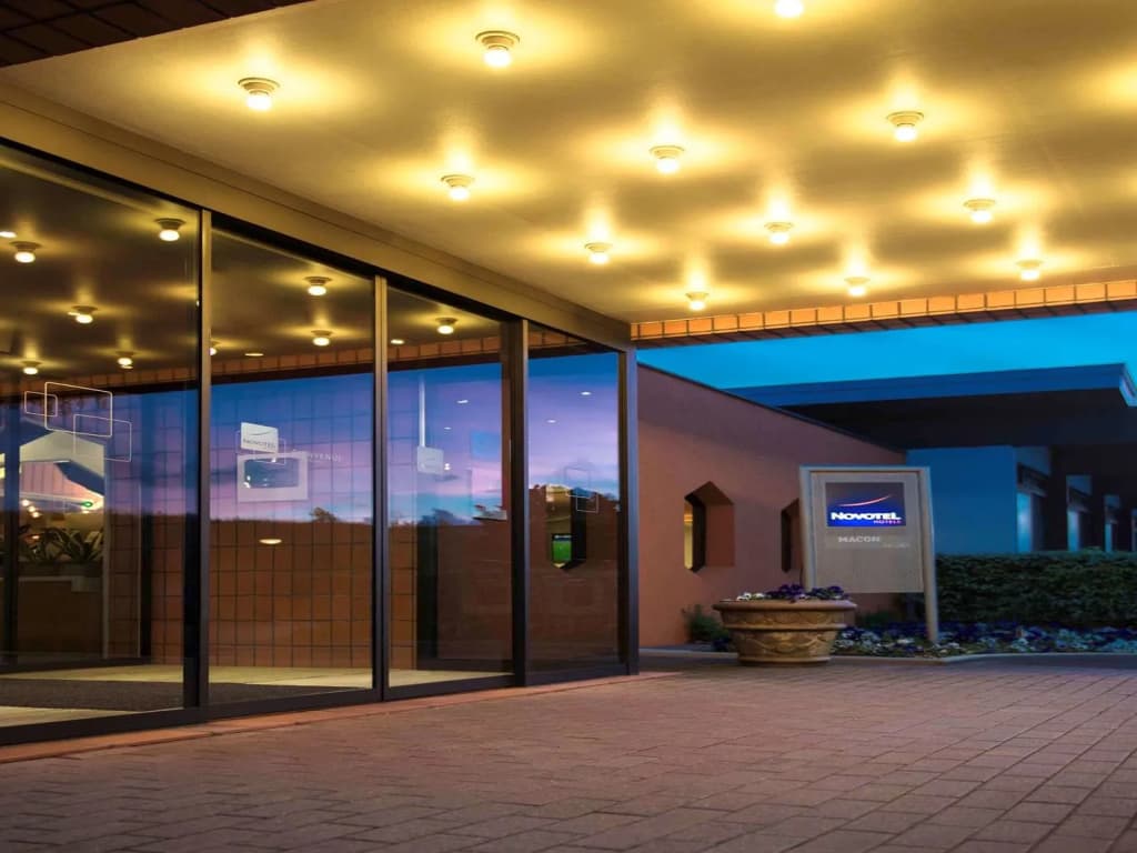 Novotel Mâcon Nord – Porte de Bourgogne - Photo 1
