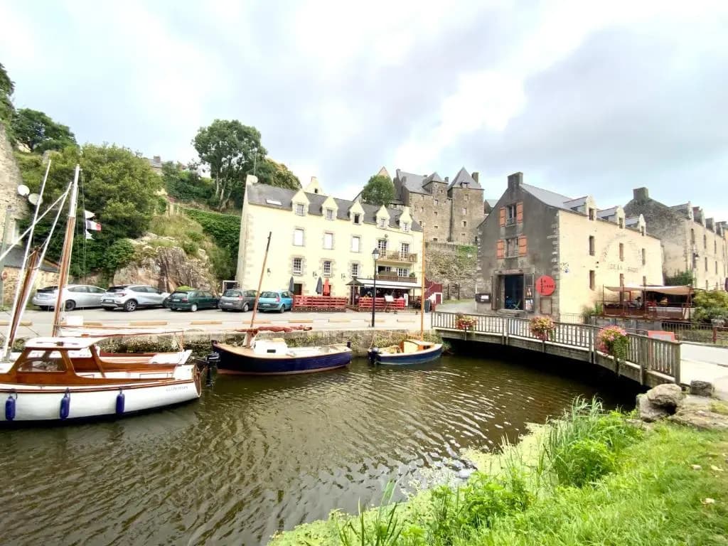 Appartement avec balcon et vue sur port - wifi privé - au dessus du Restaurant le Yackams - Miniature 7