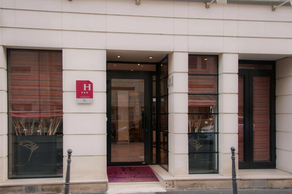 Hôtel Des Deux Avenues - Photo 1