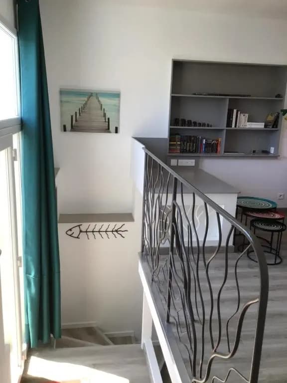 2 pièces rez-de-jardin dans maison avec piscine - Photo 1