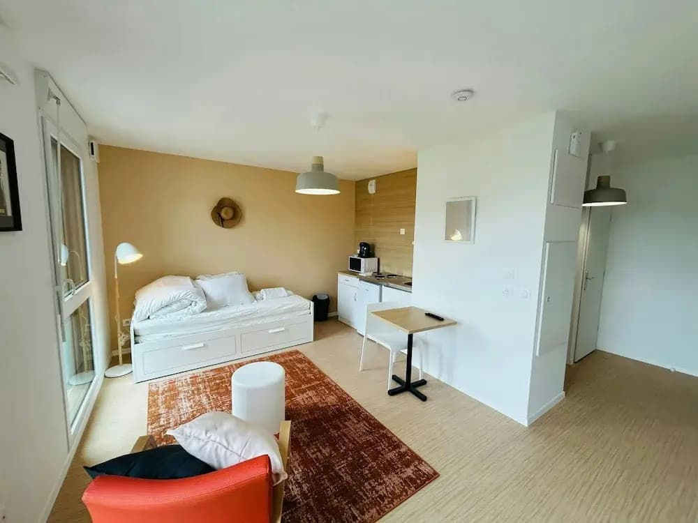 We Live In R - Suite 404 - Photo 2