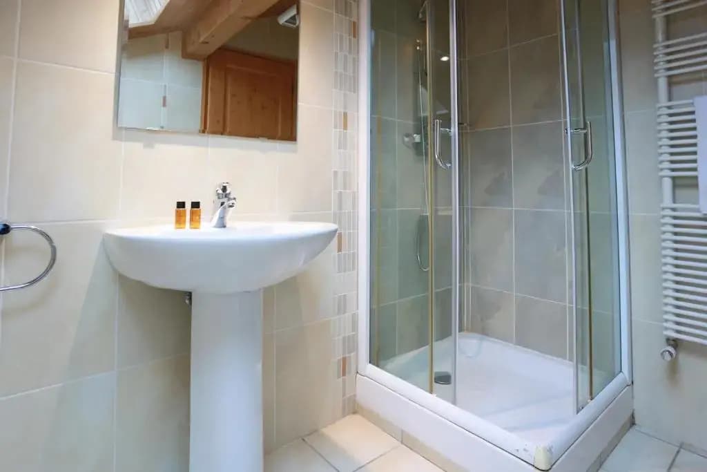 Chamonix Large Chalet, Sleeps 12, 200m2, 5 Bedroom, 4 Bathroom, Garden, Jacuzzi, Sauna - Miniature 7