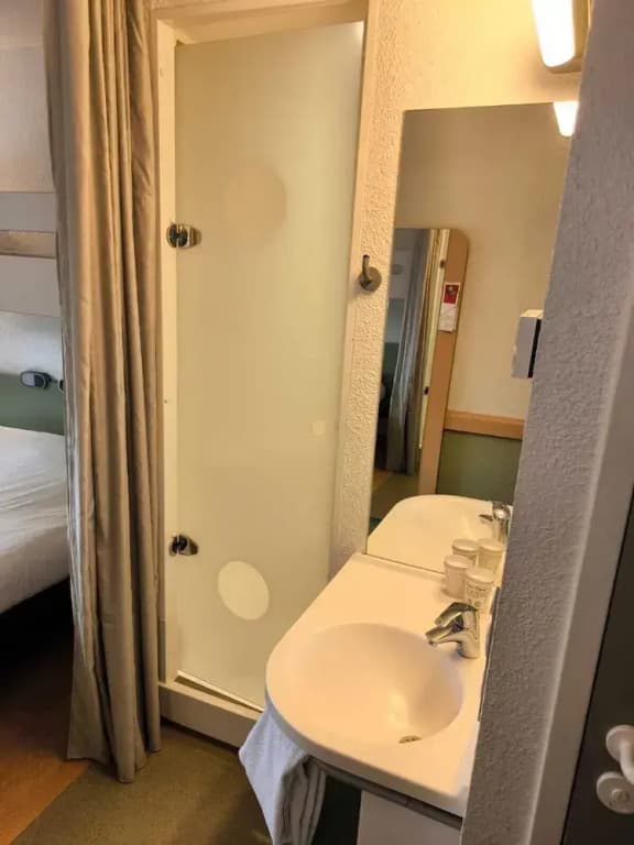 Ibis Budget Lons-Le-Saunier - Miniature 8