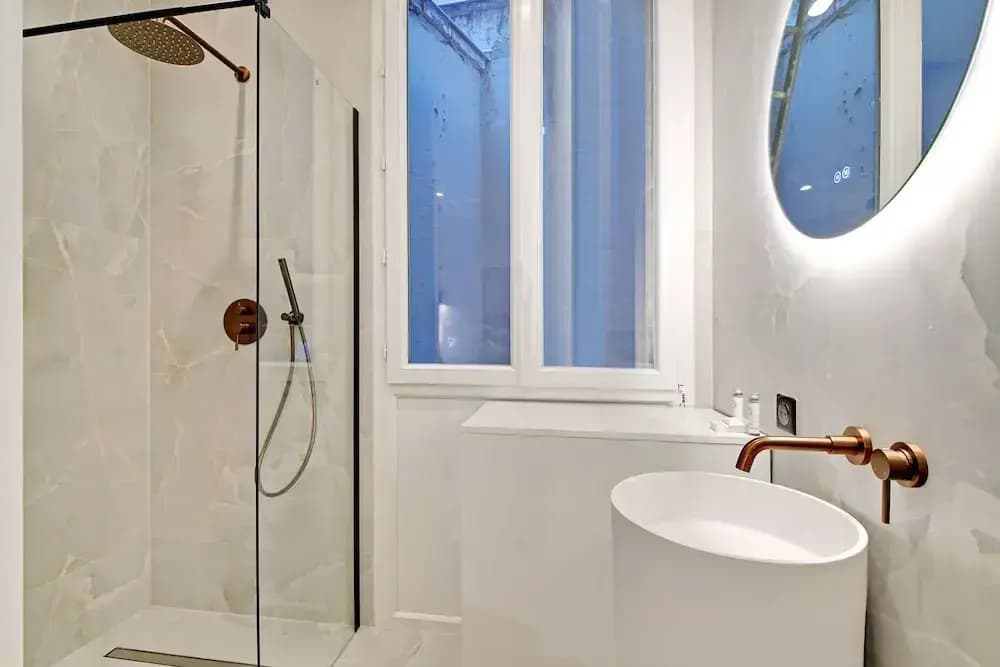 Chic and Spacious Apartment in the Heart of Paris - Miniature 8