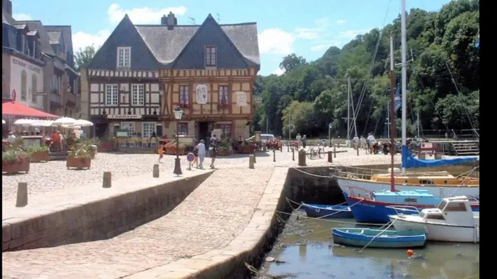 IDÉAL- En plein milieu du PORT de ST GOUSTAN à AURAY- Grand T2 - 50M2 -Belle Terrasse - Miniature 8