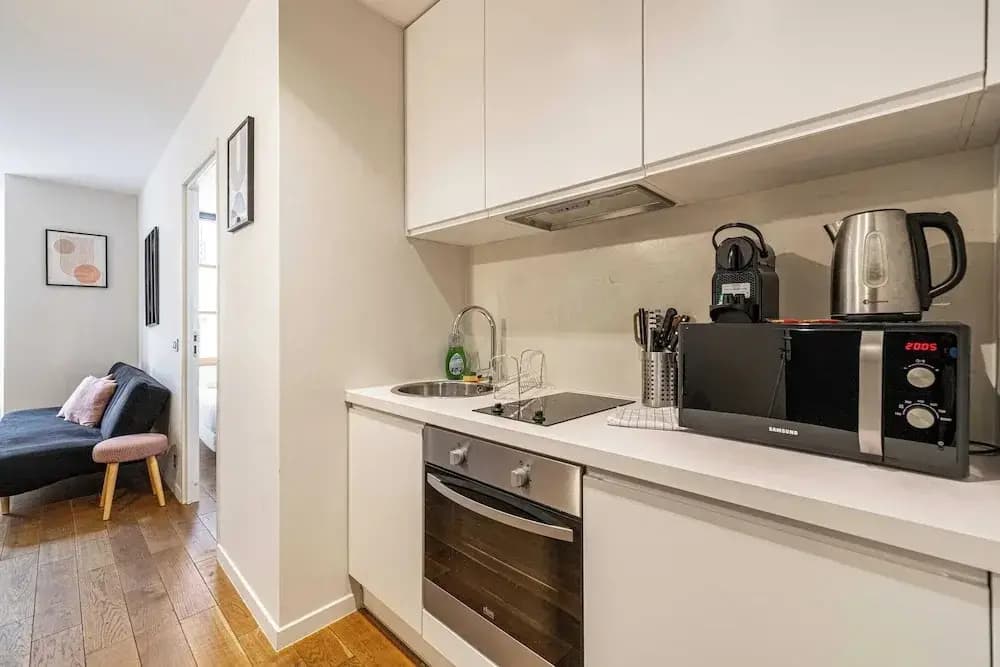 Magnificent Renovated 2 Room Apartment - Photo 5