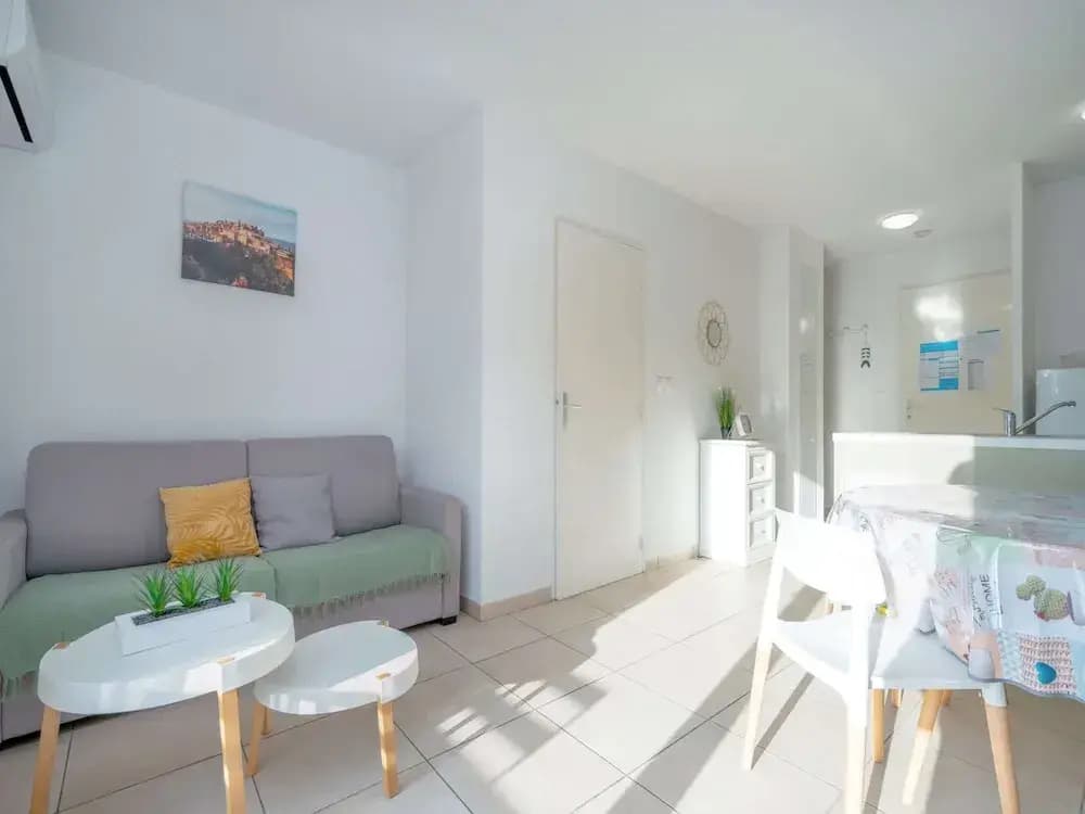 Bright Escape Near the Beach - Photo 4
