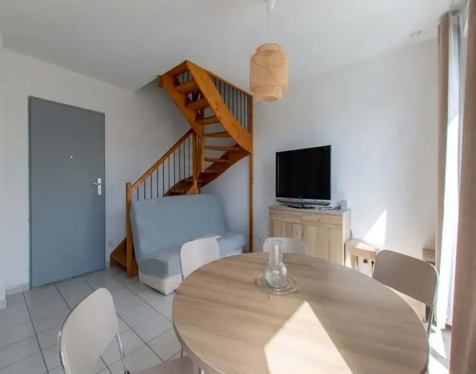 Modern Seaside Apartment - Photo 2